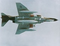 Eltérő külső orrsegédszárnyak két F–4E-n: felül egy korai, alul a későbbi szériaváltozat. Eltérőek a Vulcan gépágyú torkolati kialakításai is